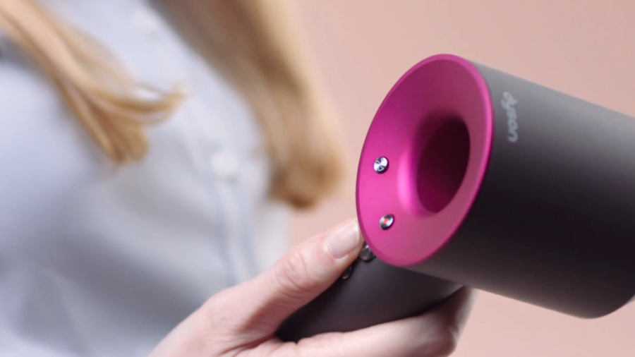 Detailní pohled na diody fénu Dyson Supersonic HD07, který drží ženská ruka.