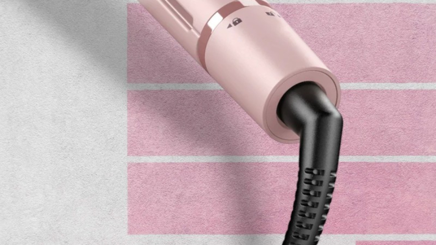 Detail otočného kabelu a zámku trojkulmy TrueLife HairWaver W6 na růžovo-bílém pozadí.