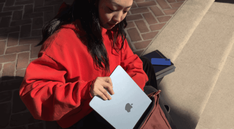 Žena uschovává stříbrný Apple Macbook 13 M4 do kabelky