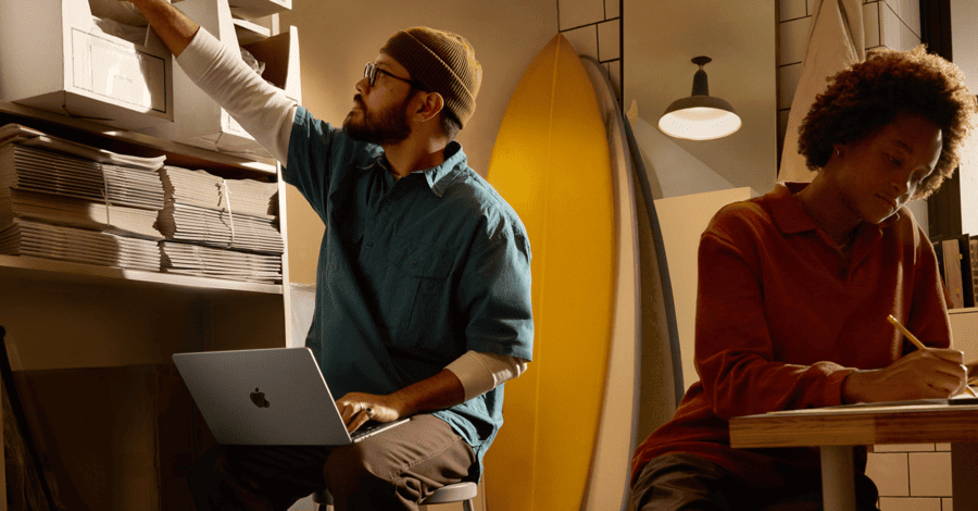 Apple Macbook M4, který používá muž při práci