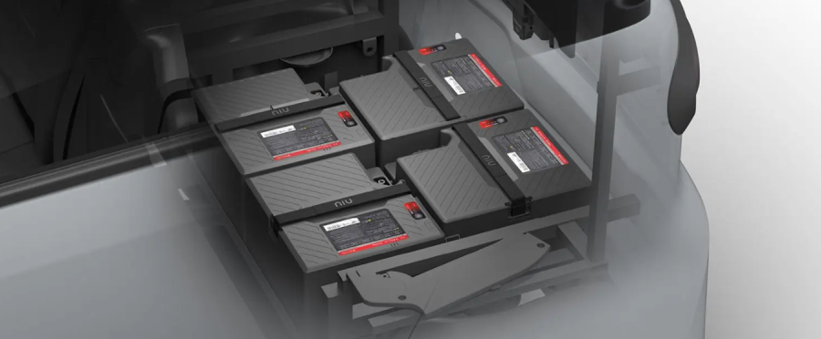 Pohled na baterie elektromobilu NIU NIUMM.