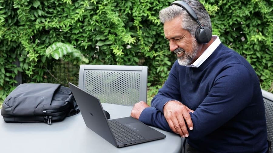 Muž využívá notebook Dell Pro 13 Premium