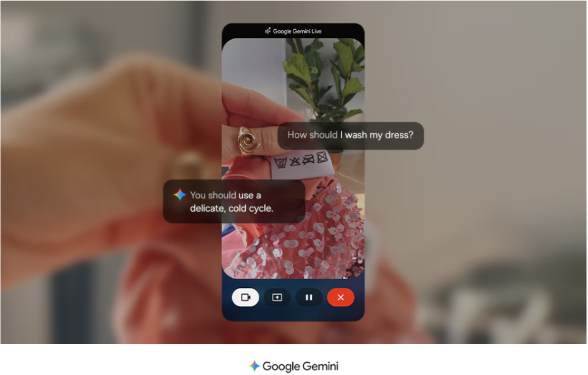 Detail displeje smartphonu s ukázkou funkcí Google Gemini v prostředí Galaxy AI.