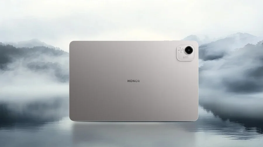 Zadní strana tabletu HONOR Pad X9a, položeného nad vodní hladinou s mlhavými horami v pozadí. Uprostřed zadní strany je nápis HONOR a v pravém horním rohu je čtvercový modul s jedním zadním fotoaparátem.