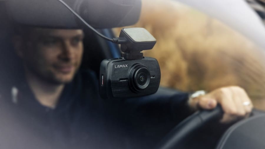 Kamera do auta LAMAX C11 GPS 4K na čelním skle před řidičem.