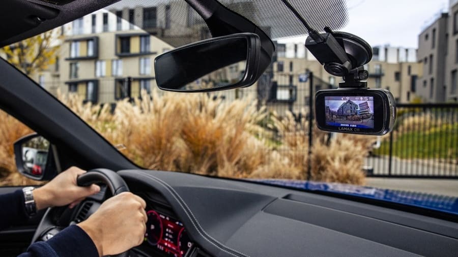 Kamera LAMAX C11 GPS 4K zapnutá při jízdě v autě.