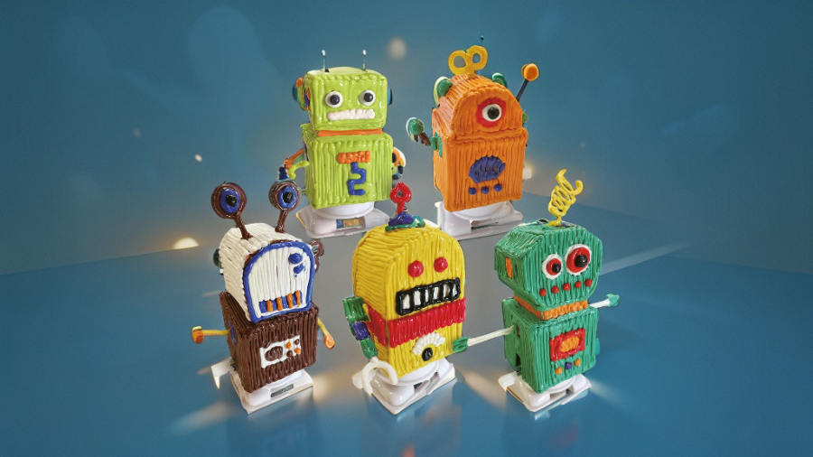 Pět hotových, barevných 3D robotů vytvořených z PCL filamentu, ilustrující sadu LAMAX ArtKid 3D Robo Set.