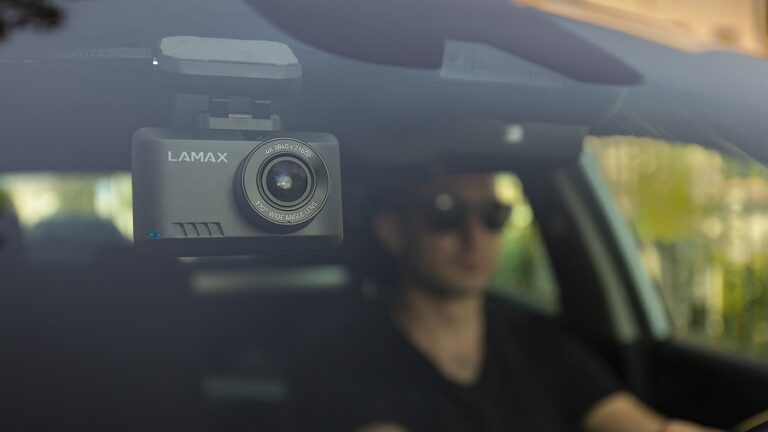 Kamera do auta LAMAX T10 umístěná na čelním skle, pohled z přední strany.