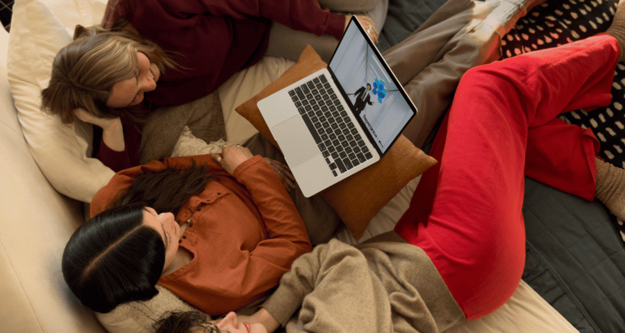 Ženy sledují na notebooku Macbook M4 film