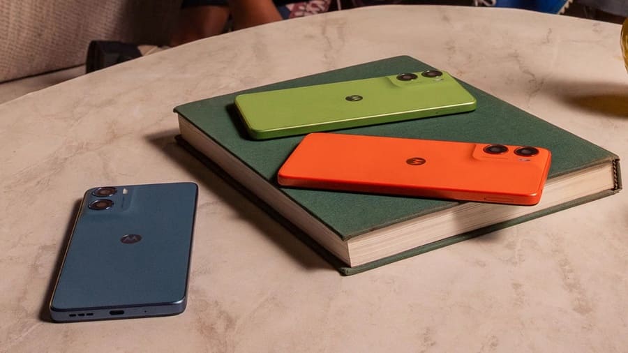 Tři barevné varianty Motorola Moto G06 Power s detailem na zadní stranu