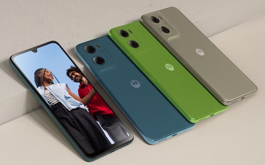 Motorola Moto G06 s detailem na displej i zadní stranu.