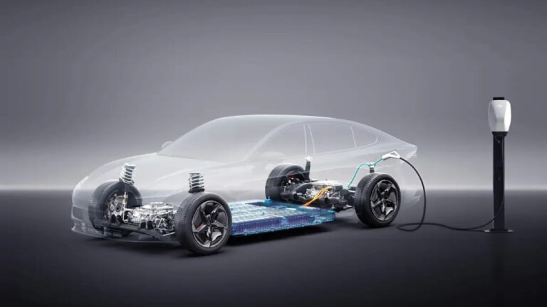 Vizualizace vnitřku elektromobilu, kde jsou vidět motory v kolech.