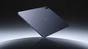 Obrázek zachycuje tablet, který levituje nebo je umístěn nad vysoce lesklým, reflexním černým povrchem. Jedná se o vítěze srovnání nejlepších tabletů Android.