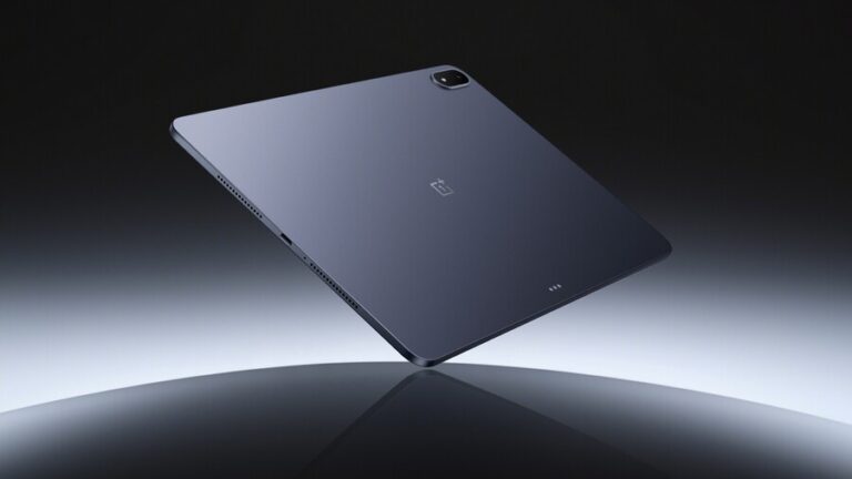 Obrázek zachycuje tablet, který levituje nebo je umístěn nad vysoce lesklým, reflexním černým povrchem. Jedná se o vítěze srovnání nejlepších tabletů Android.