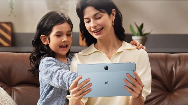 Žena a malá holčička sedí na pohovce a dívají se na tablet OnePlus Pad Lite, který žena drží.