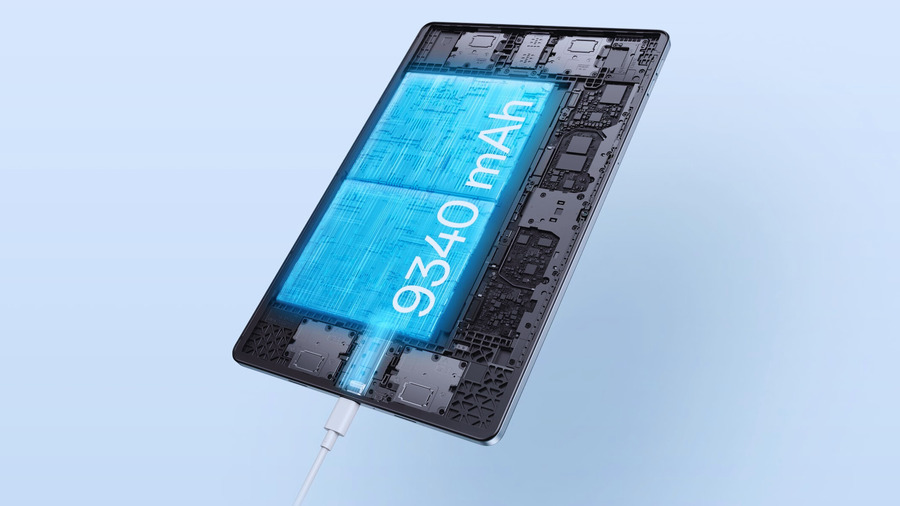 Rentgenový pohled na tablet OnePlus Pad Lite s výrazným modrým podsvícením baterie o kapacitě 9340 mAH připojeným nabíjecím kabelem.