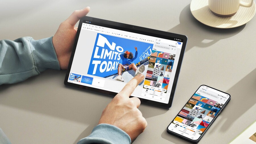 Ruce drží tablet OnePlus Pad Lite v horizontální poloze, na kterém probíhá úprava obrázku, a vedle leží mobilní telefon, který se synchronizuje s tabletem.