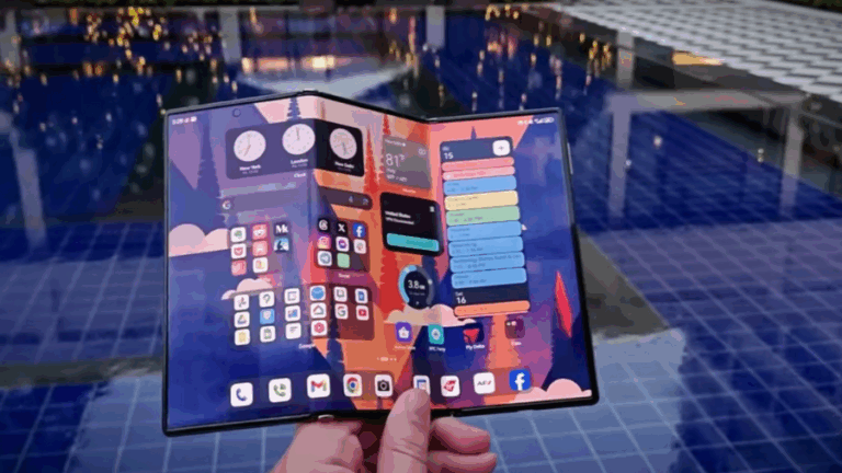 Rozložený Samsung Galaxy Z TriFold smartphone v rukou, ukazuje ohybný displej rozdělený do tří částí a elegantní moderní design zařízení.