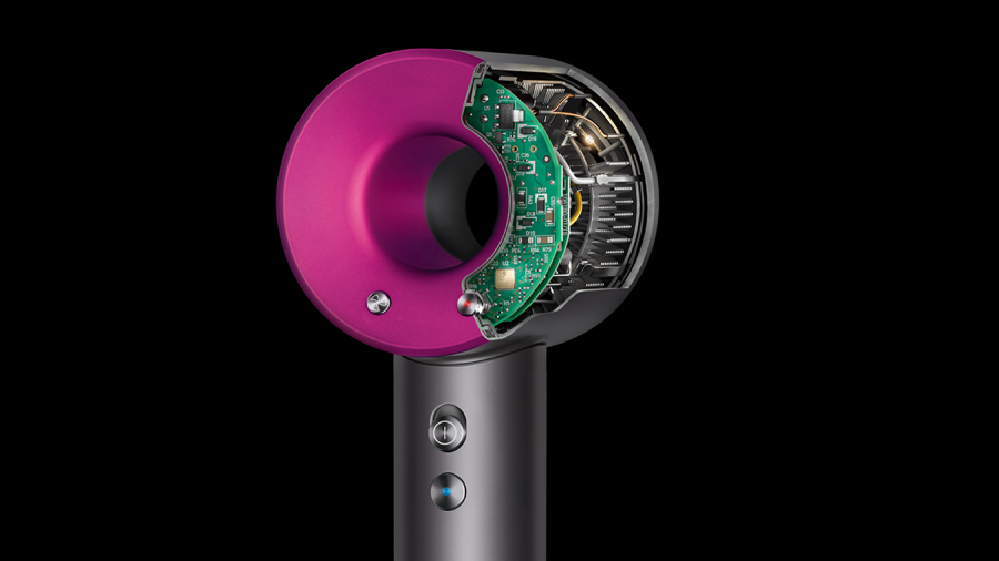 Pohled na digitální mikroprocesor ukrytý v hlavici fénu Dyson Supersonic HD07.