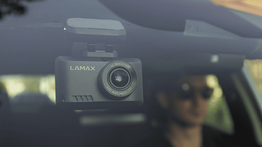Mezi nejlepší dárky pro muže patří kamera do auta LAMAX T10 4K