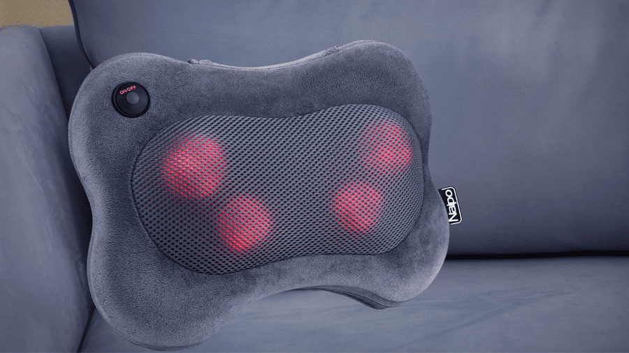 Masážní přístroj NAIPO MGP-129M uložený na pohovce - nejlepší dárky pro muže.