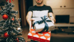 Muž přijímá nejlepší dárky pro muže u stromečku