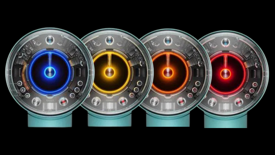 Barevné diody zobrazené na zadní straně hlavy fénu. 4 hlavy fénu Dyson Supersonic Nural vedle sebe a každá z nich svítí barvou, dle zvolené teploty - modrá, žlutá, oranžová a červená.