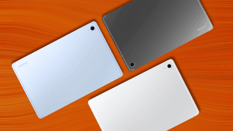 Zadní strana tří tabletů Samsung Galaxy Tab S10 FE v barvách: světle modré, tmavě šedé a bílé, ležící na oranžovém podkladu.