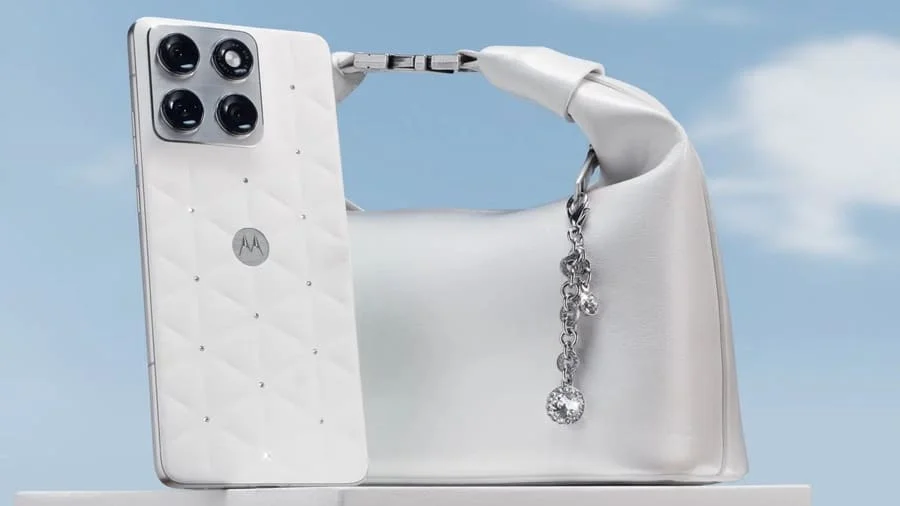 Motorola Edge 70 v barvě Cloud Dancer se Swarovski krystaly a kabelkou jako doplněk