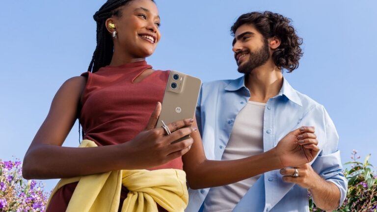 Žena a muž drží béžovou variantu telefonu Motorola Moto G06 Power.