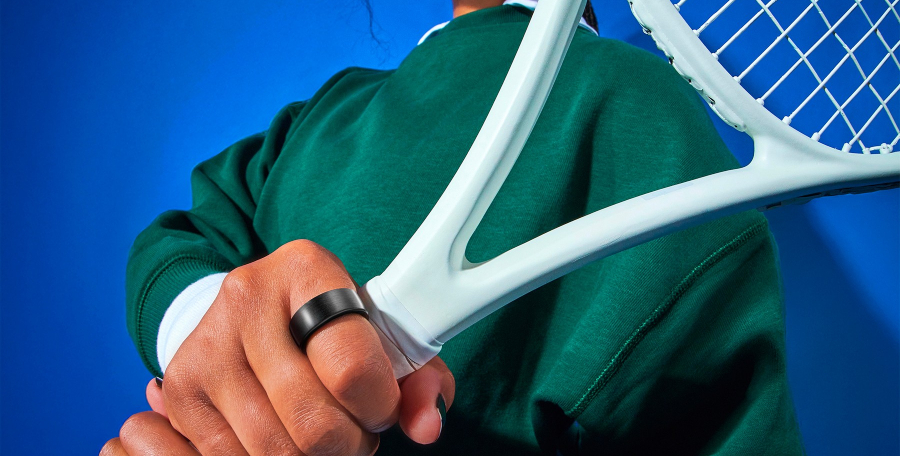 Prsten ONE Ultra od značky Niceboy na ruce tenistky držící tenisovou raketu.