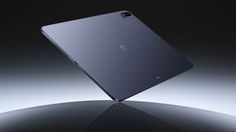 Zadní strana tabletu OnePlus Pad 3 s decentním logem uprostřed a kruhovým modulem fotoaparátu v rohu. Celohliníkové unibody tělo se vznáší nad lesklým povrchem a zdůrazňuje tenký a elegantní design zařízení.