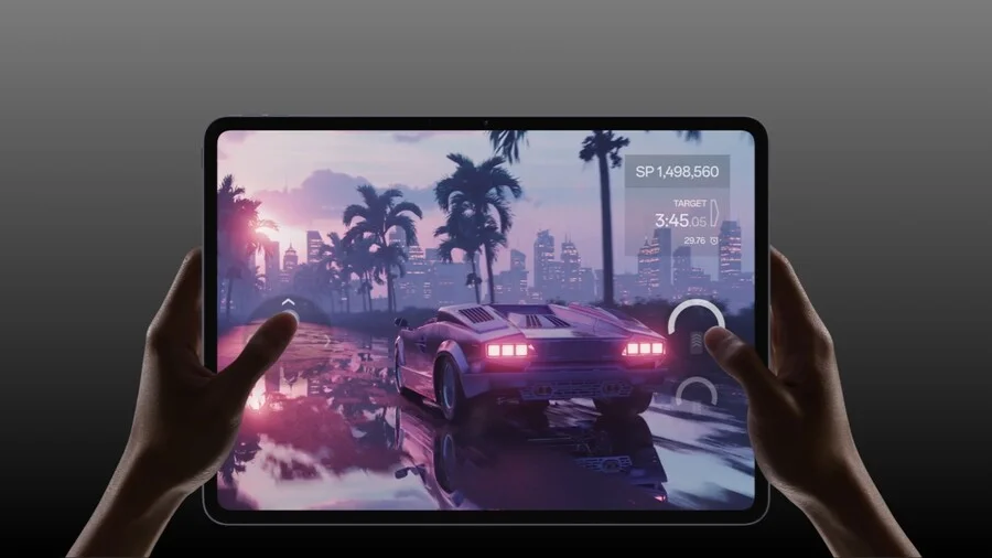 Na tomto detailu je vidět displej tabletu OnePlus Pad 3 s tenkými rámečky, na kterém se hraje graficky náročná závodní hra ve vysokém rozlišení. Displej drží dvě ruce a scéna z hry ukazuje fialově a růžově osvětlené retro sportovní auto.