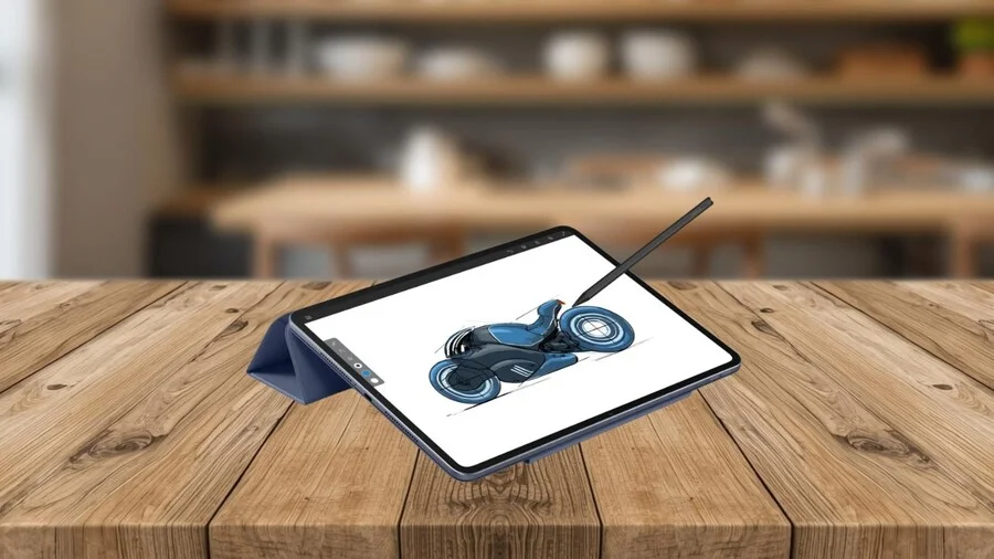 Tablet OnePlus Pad 3 v modrém pouzdře s nastavitelným stojanem, umístěný na dřevěném stole. Na displeji tabletu je stylus používán k dokončení modrobílé skici futuristické motorky.