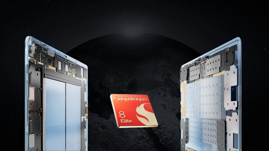 Pohled zblízka na procesor Qualcomm Snapdragon 8 Elite v tabletu OnePlus Pad 3, který je zobrazen mezi otevřenými vnitřními částmi zařízení, poukazující na jeho výkon a integrovaný chladicí systém.