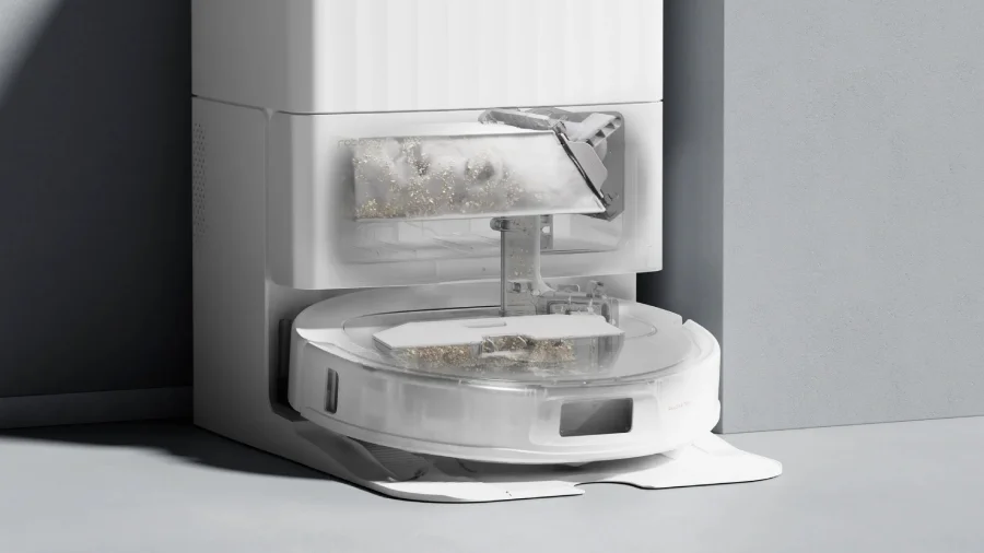 Vysavač Roborock Qrevo C v dokovací stanici. Na obrázku je vidět probíhající proces automatického vyprazdňování prachového koše dokovací stanicí.