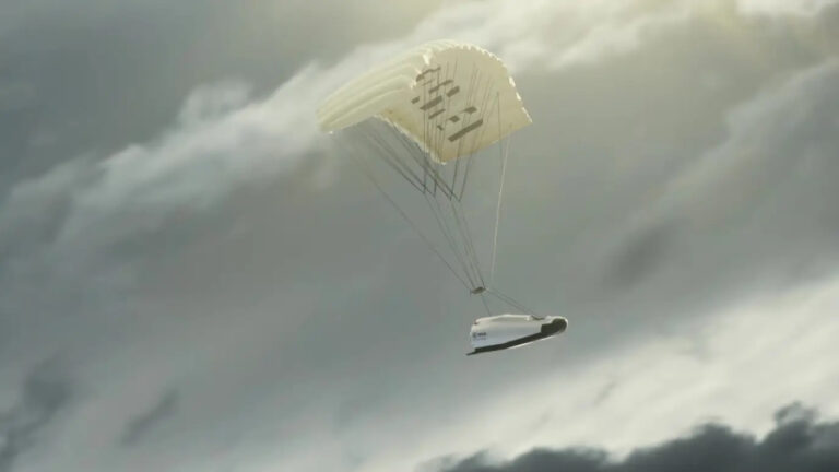 Robotická loď Space Rider od společnosti ESA letící ve zduchu s otevřeným padákem.