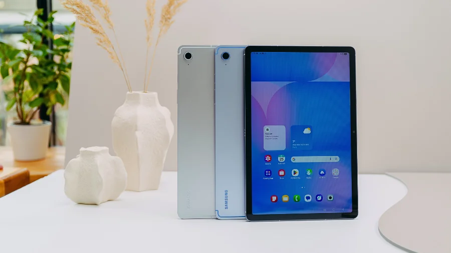Galaxy Tab S10 FE je dostupný ve třech barevných variantách: šedá, stříbrná a modrá.
