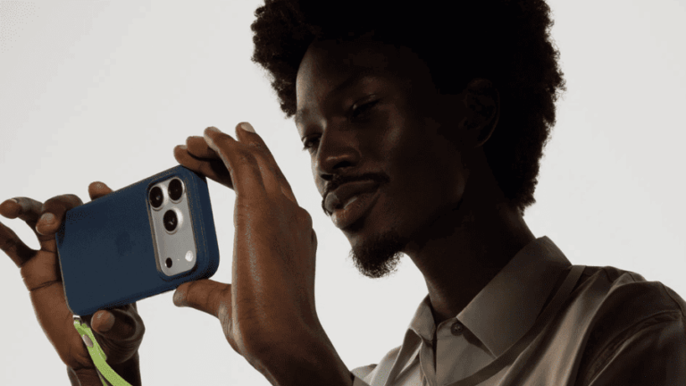 Muž drží v rukách Apple iPhone 17 Pro Max a fotí.