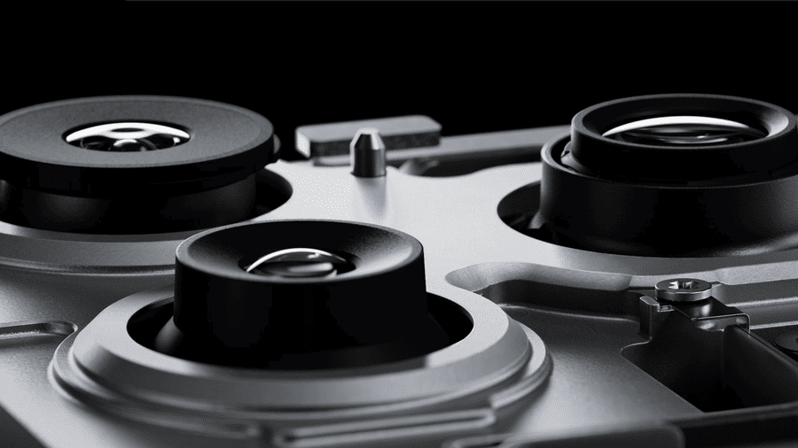 Detailní zobrazení sestavy fotoaparátů iPhone 17 Pro Max bez krytu, zobrazení konstrukce objektivů.