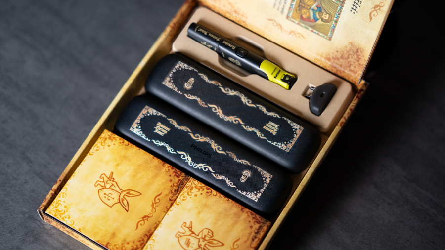 Pohled na otevřené balení holicího strojku Philips OneBlade 360 Kingdom Come.