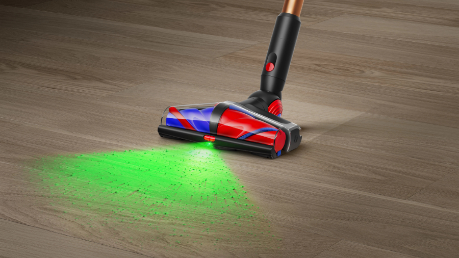 Pohled na osvětlovací technologii vysavače Dyson V16 Piston Animal, která pomocí zeleného světelného paprsku odhaluje mikroskopický prach na podlaze.
