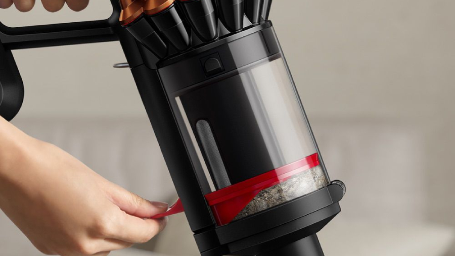Detailní pohled na revoluční technologii CleanCompaktor™ u vysavače Dyson V16 Piston Animal, která efektivně stlačuje nasbíraný prach a nečistoty uvnitř sběrné nádoby pro méně časté vysypávání.