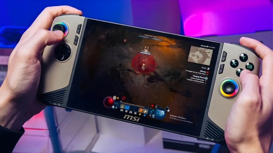 Detailní záběr na ruce ovládající konzoli MSI Claw 8 AI+ s barevně podsvícenými joysticky během hraní RPG hry.