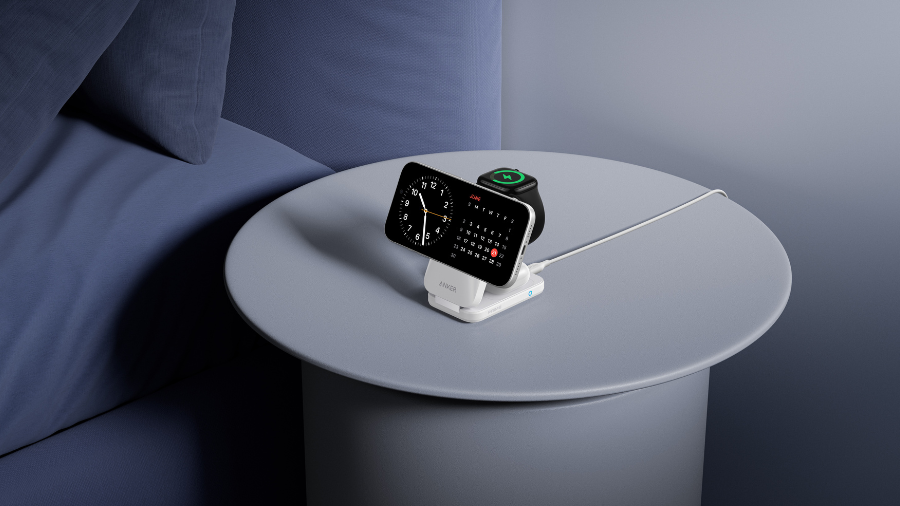 Lifestyle fotografie produktu Anker Prime Wireless Charging Station při používání v moderní domácnosti.