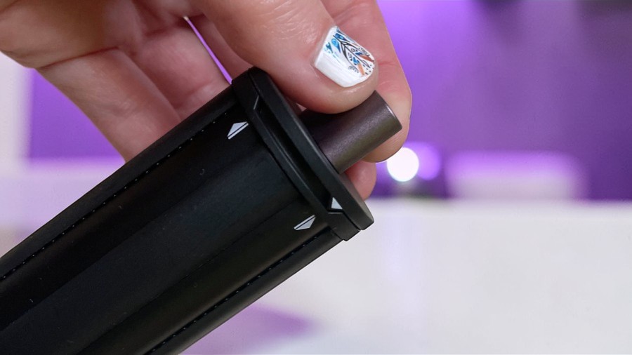 Detailní pohled na otočnou hlavici válečku pro kulmofén Dyson Airwrap Co-anda 2x™ pro změnu směru natáčení.