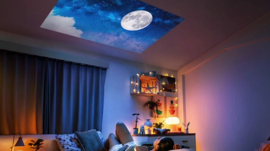 Přenosný projektor ViewSonic M1 Max promítá realistický obraz noční oblohy s měsícem přímo na strop ložnice pro dokonalý filmový zážitek.