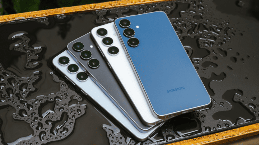 Čtyři barevné varianty telefonu Samsung Galaxy S25 FE na černém mokrém stole