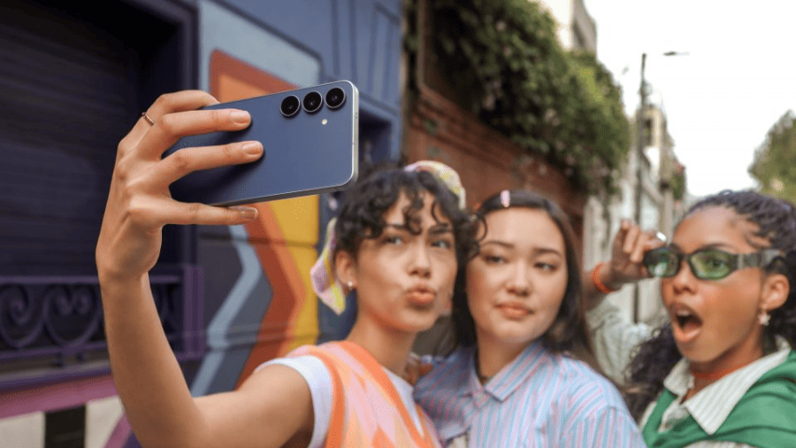 Trojice žen si fotí selfie na telefon Samsung Galaxy S25 FE