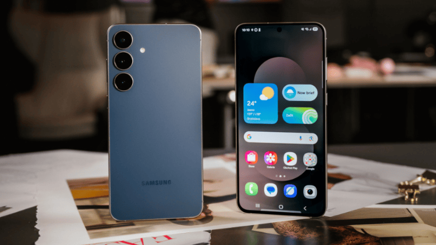 Telefon Samsung Galaxy S25 FE z přední i zadní strany v tmavě modré barvě stojí na časopisu na stole